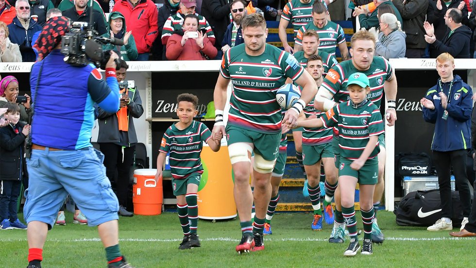 Tigers v Saracens - GHS -075 green captain mascots.jpg