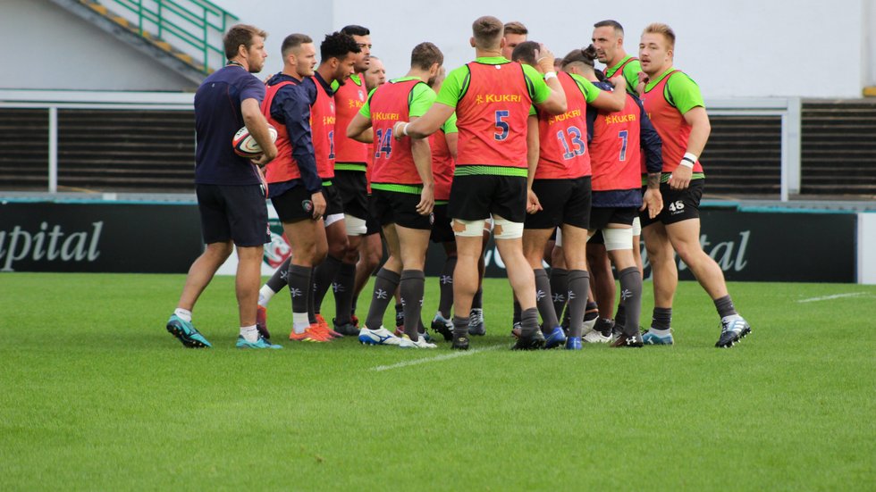 Brett Deacon shares a message with the team named to face Exeter Chiefs during the final session in preparation for the Premiership Cup at Welford Road
