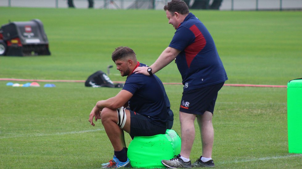 Mike Williams takes a break and chats with head coach Tigers coach Matt O'Connor during Pre-Season 2018/19.