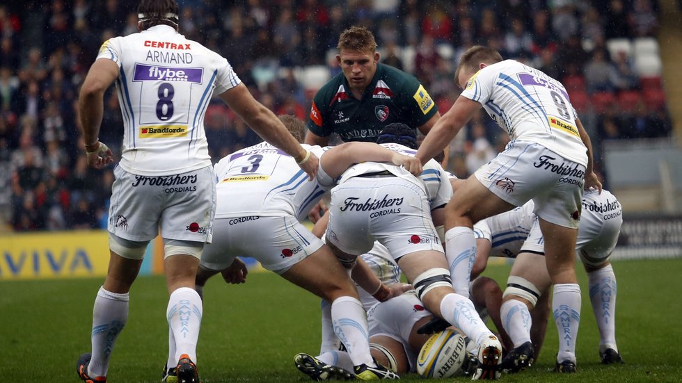 Tom Youngs keeps an eye on the Exeter pack during the 2018 meeting at Welford Road